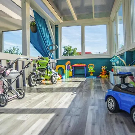 Air-conditioned Homes, Summer Pool,